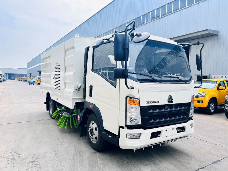 6 Wheelers HOWO Road Sweeper Truck 6CBM